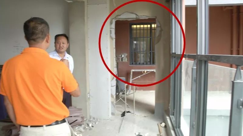 住户把消防平台占为己有，物业竟签字认可，这样的...