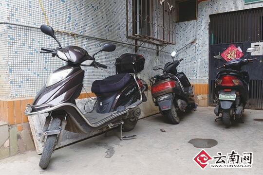 电动车乱停放隐患大 不小心就变成“毒气炸弹”