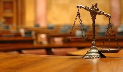 高楼阳台离奇掉落，业主该如何维权